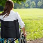 Jeune femme en fauteuil roulant